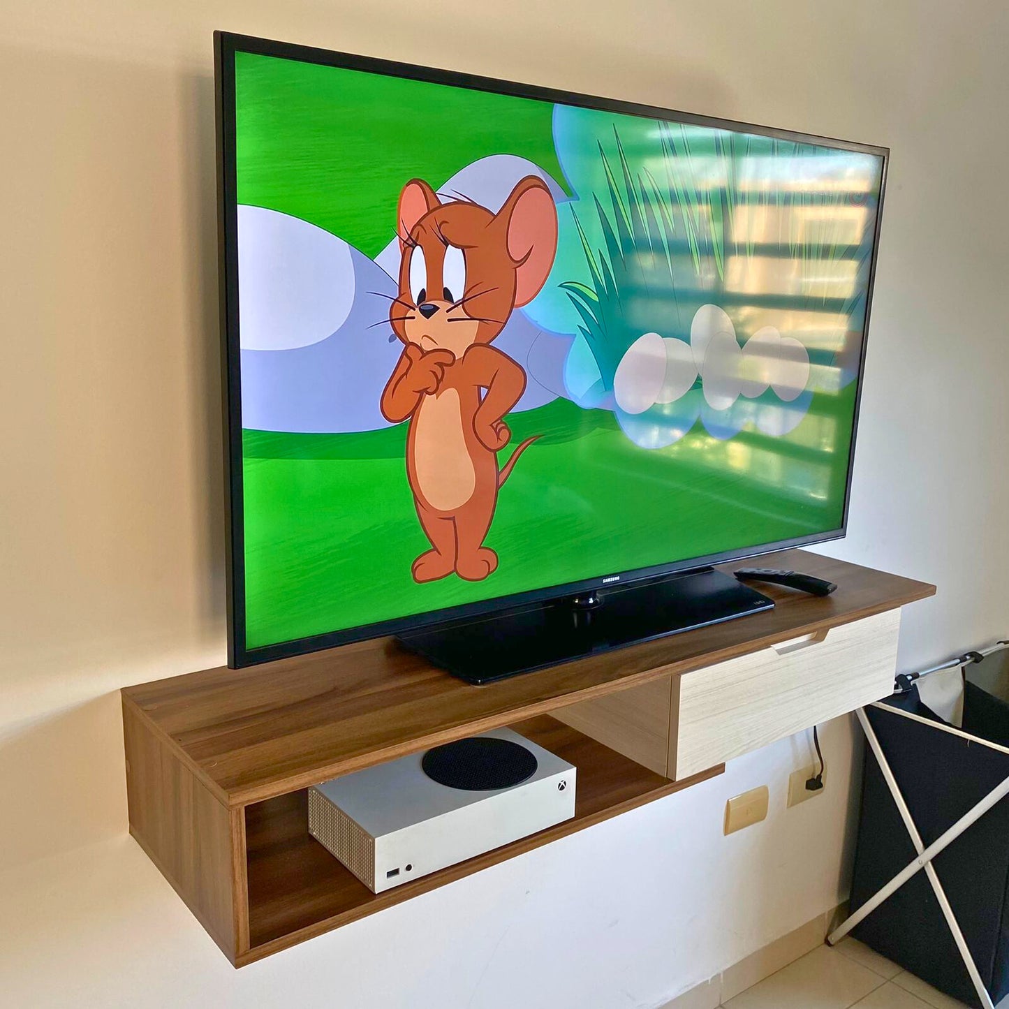 Módulo para TV Bloom – Bi-Tono con Compartimiento Interno