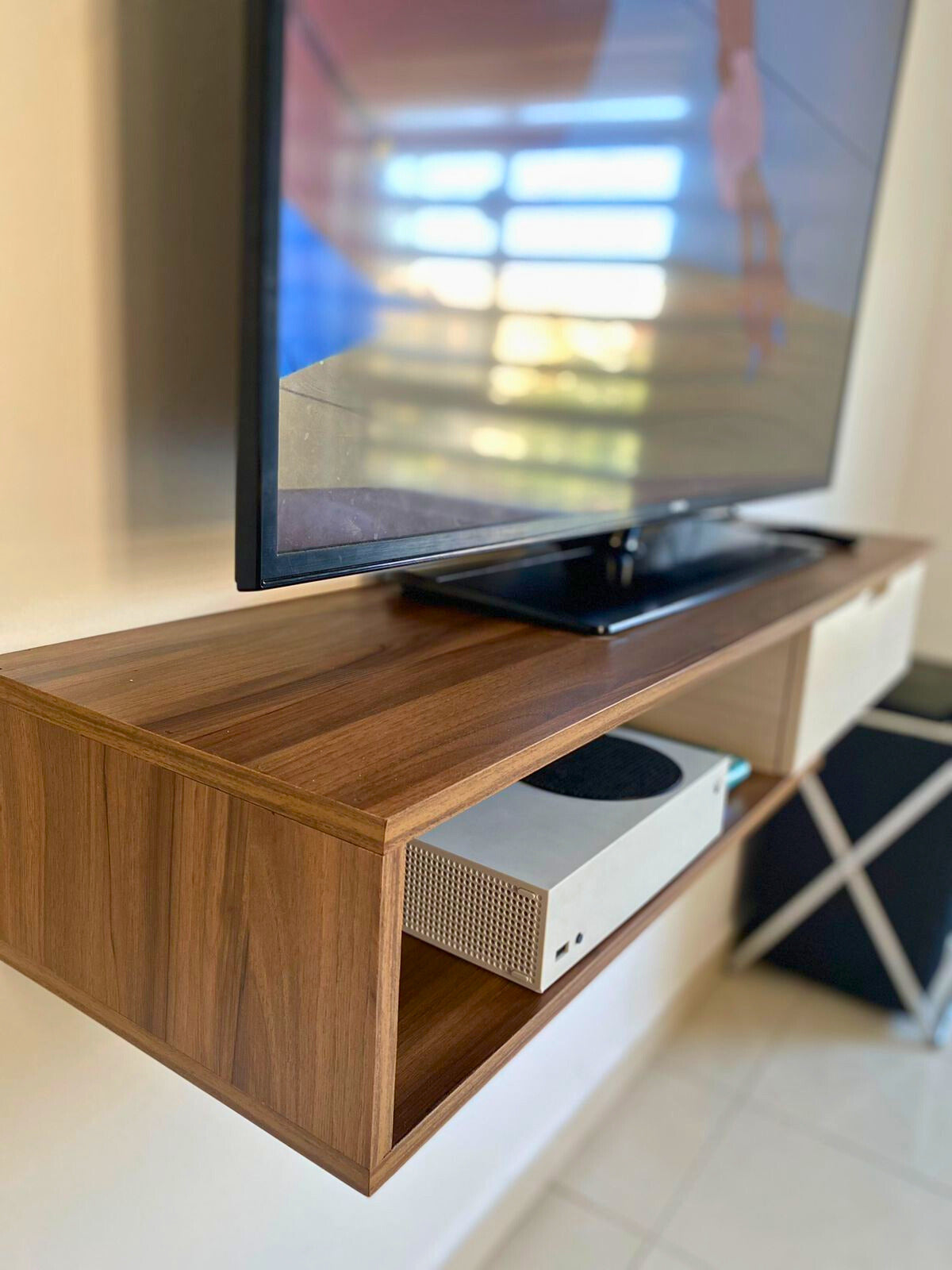 Módulo para TV Bloom – Bi-Tono con Compartimiento Interno