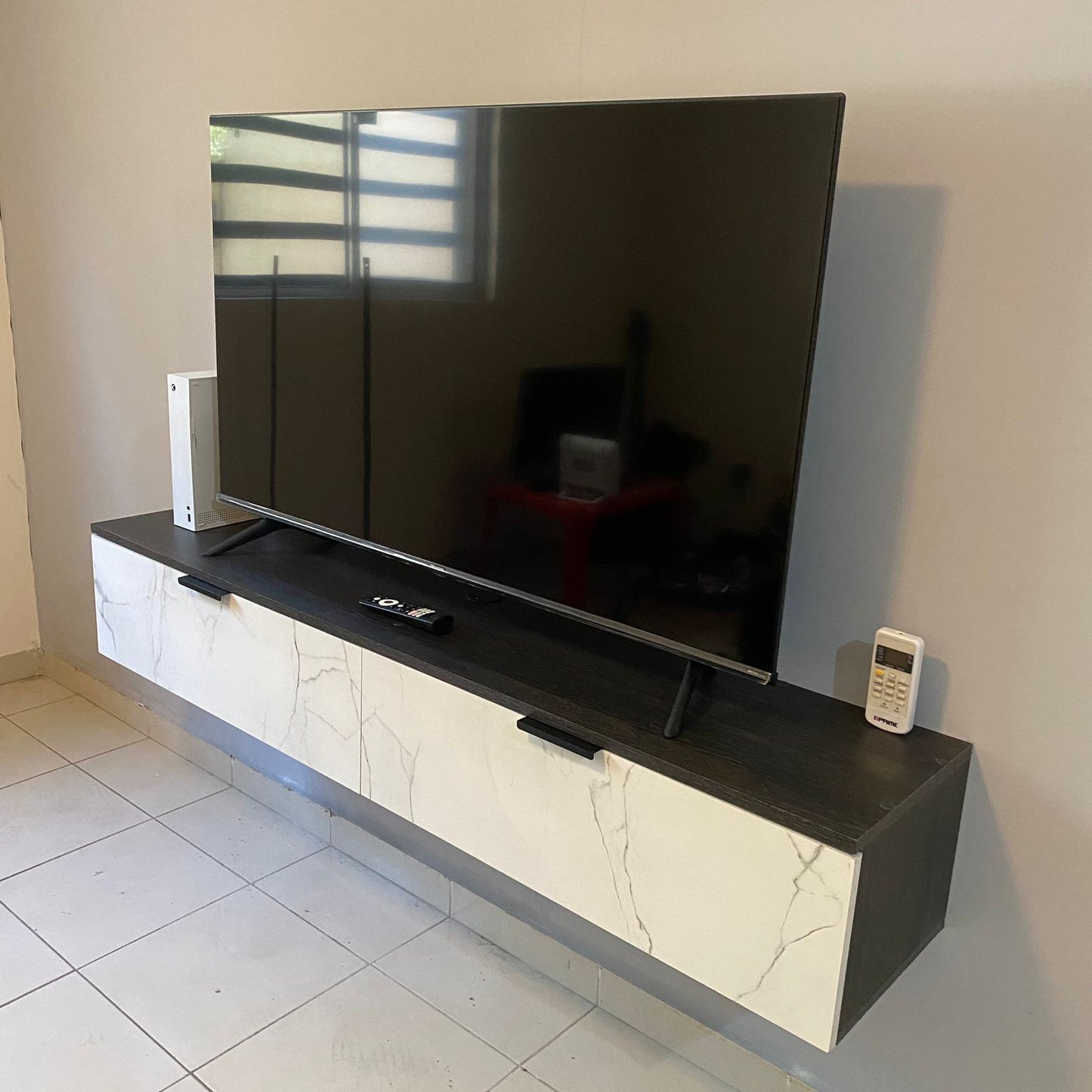 Shaped - Modulo flotante para TV.